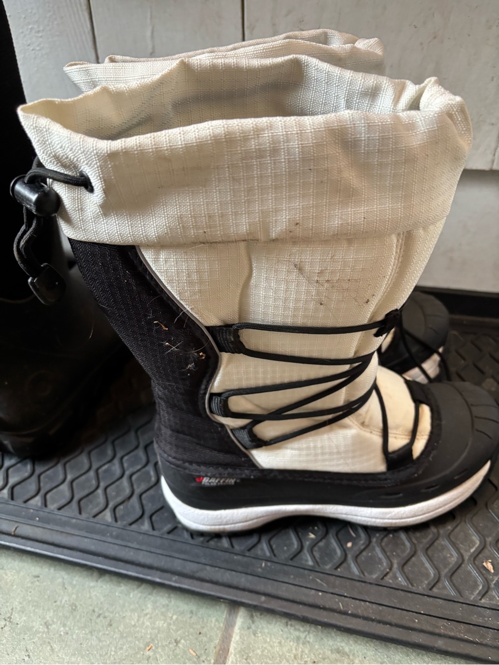 Baffin Women’s Winter Snow Boots in White and Black
